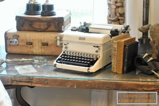 Arredamento in stile vintage: valigie, libri, macchina da scrivere