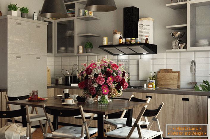 Lo spazio della cucina è decorato in stile eclettico. La semplicità e la modestia del set di mobili sono completate da composizioni di fiori.