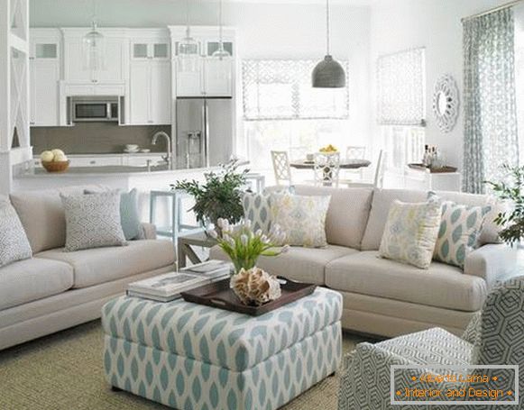 Interno bianco blu del soggiorno e della cucina in una casa privata