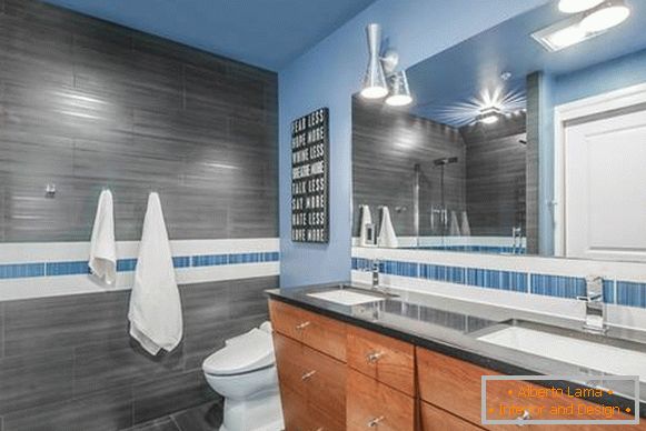 Blu brillante all'interno del bagno 2016