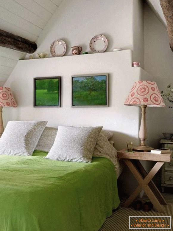 Design della camera da letto nella mansarda di una casa privata