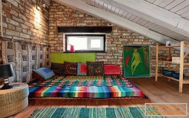 Audace camera da letto dal design moderno in una casa di campagna