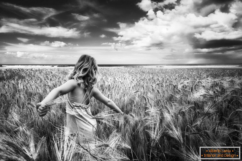 Foto in bianco e nero di una ragazza in un campo di grano