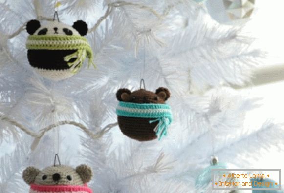 Orsi lavorati a maglia per la decorazione dell'albero di Natale