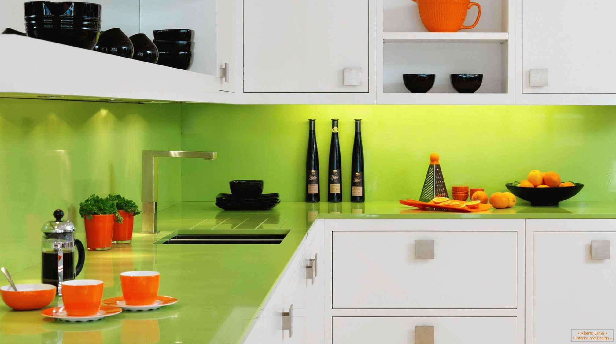 Piatti arancioni e neri in una cucina bianco-verde