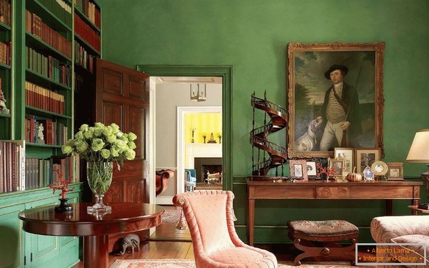 Decorazione della stanzaы с зелеными обоями в классическом стиле