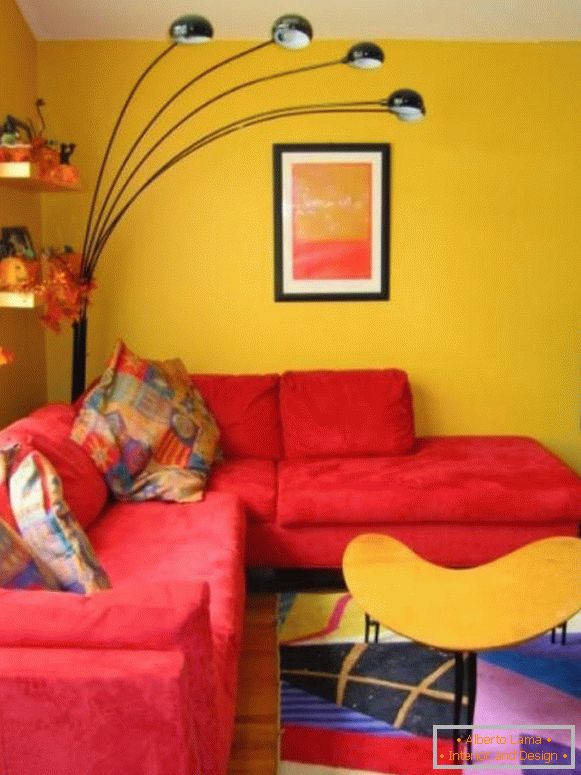 Divano rosso nel soggiorno giallo