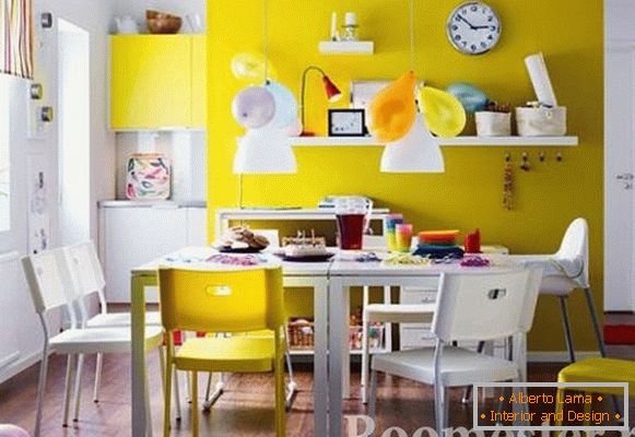 Sala da pranzo in colore giallo
