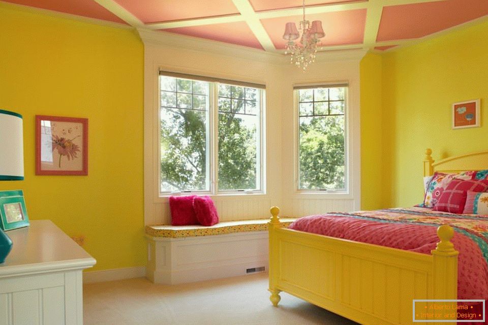 Pareti gialle e soffitto rosa