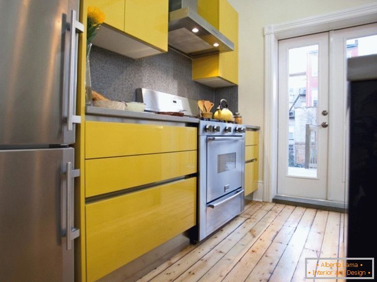 Applicazione di colore giallo all'interno della cucina