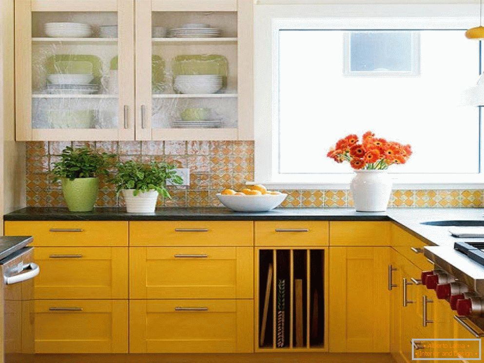 Mobili da cucina con facciate gialle
