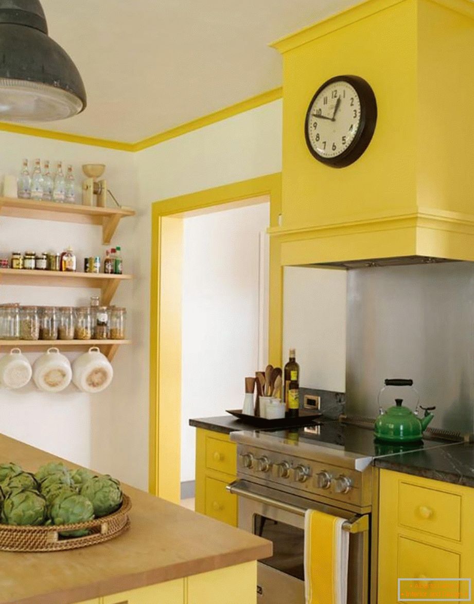 La combinazione di colori bianco, grigio e giallo in cucina
