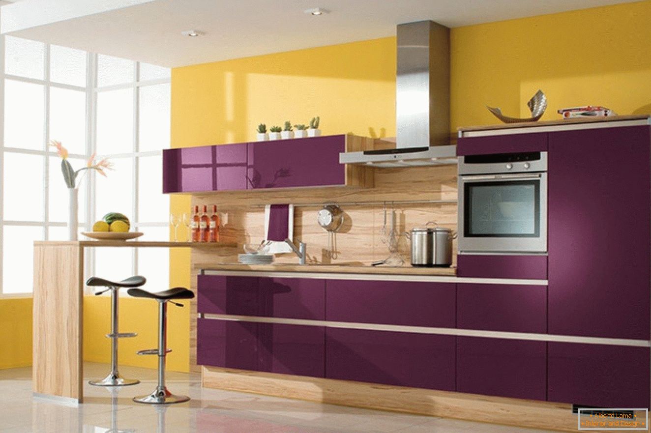 Cucina giallo-viola
